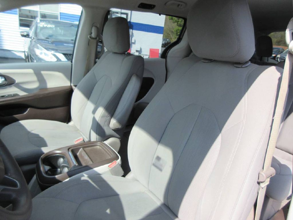 2018 Chrysler Pacifica Image 12