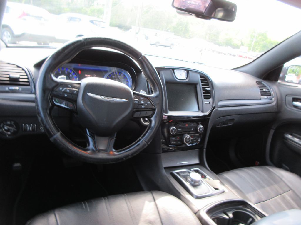 2015 Chrysler 300 Image 7