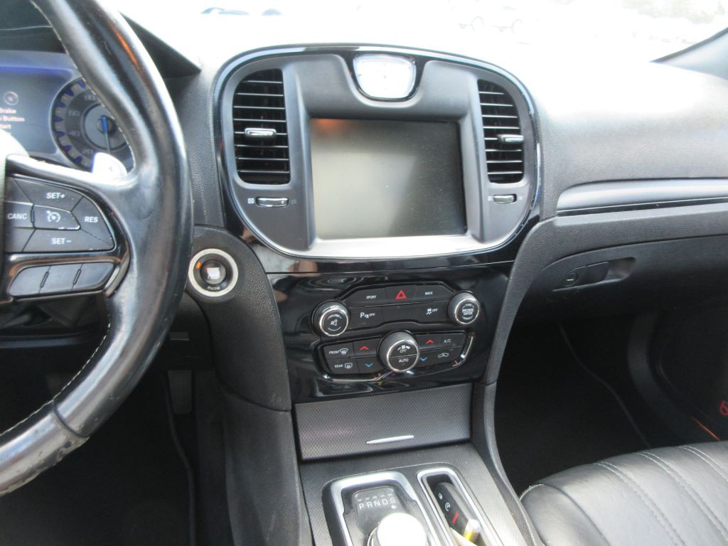 2015 Chrysler 300 Image 9