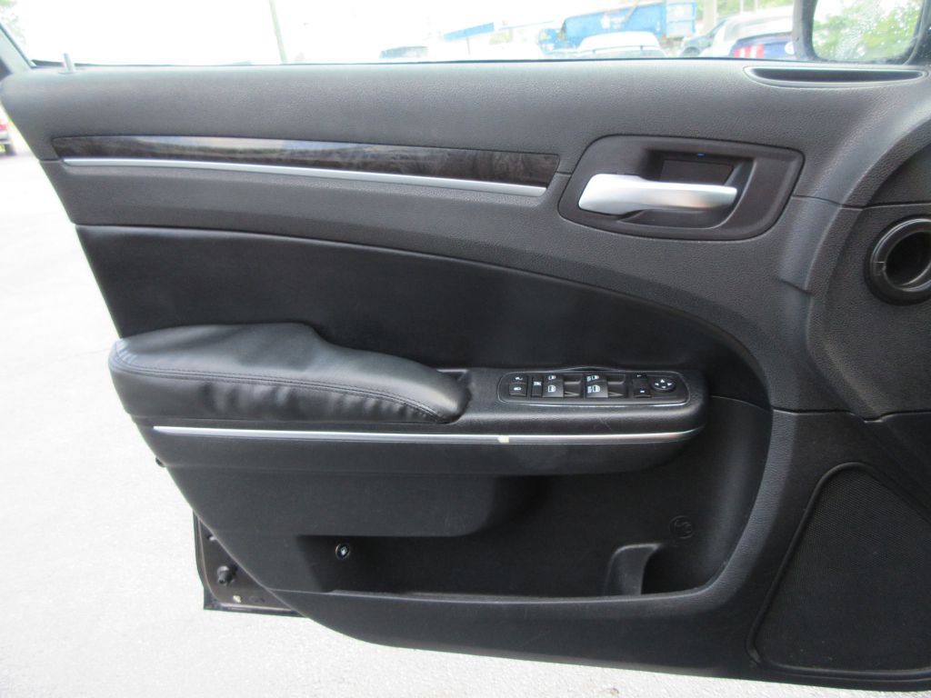 2015 Chrysler 300 Image 10