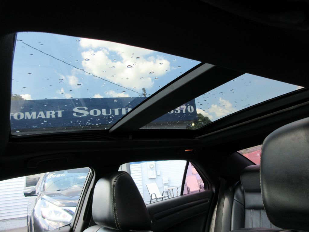 2015 Chrysler 300 Image 11
