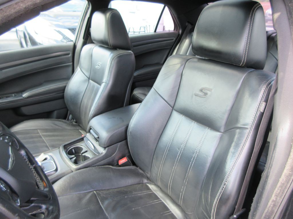 2015 Chrysler 300 Image 12