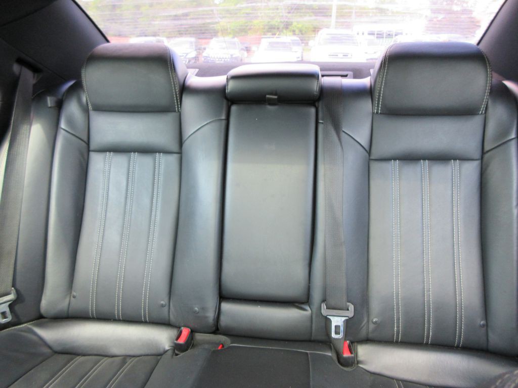2015 Chrysler 300 Image 13