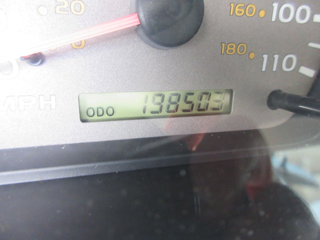 2002 Toyota Sequoia Image 8
