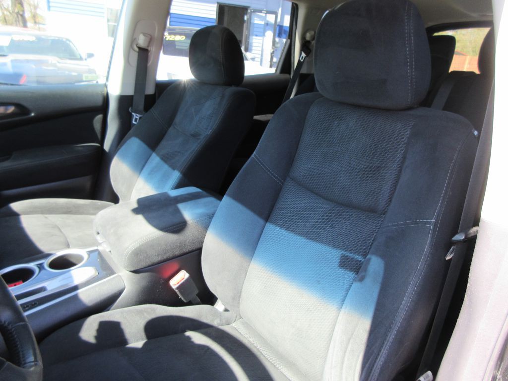 2016 Nissan Pathfinder Image 12