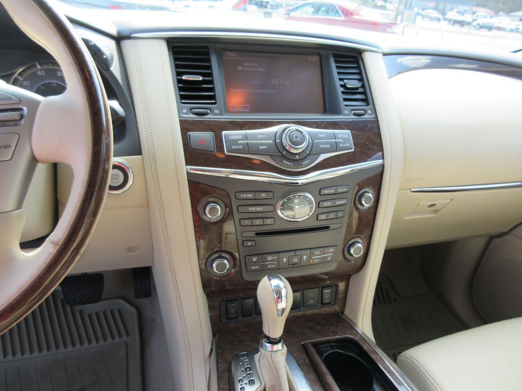 2015 INFINITI QX80 Image 9