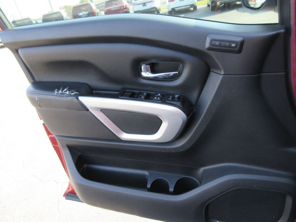 2017 Nissan Titan Image 10