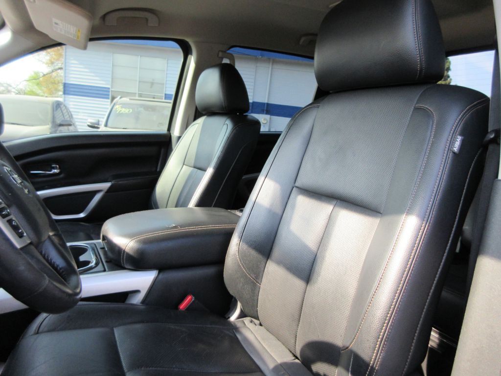 2017 Nissan Titan Image 11