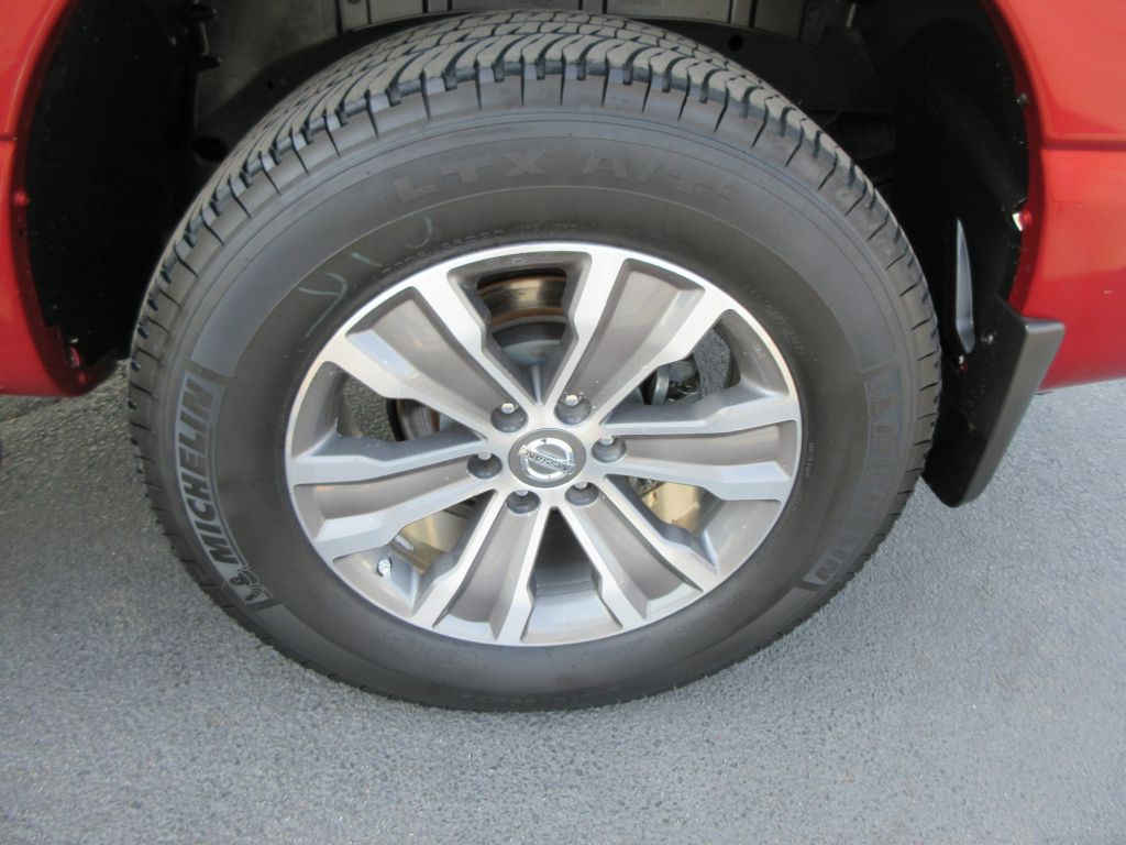 2017 Nissan Titan Image 14