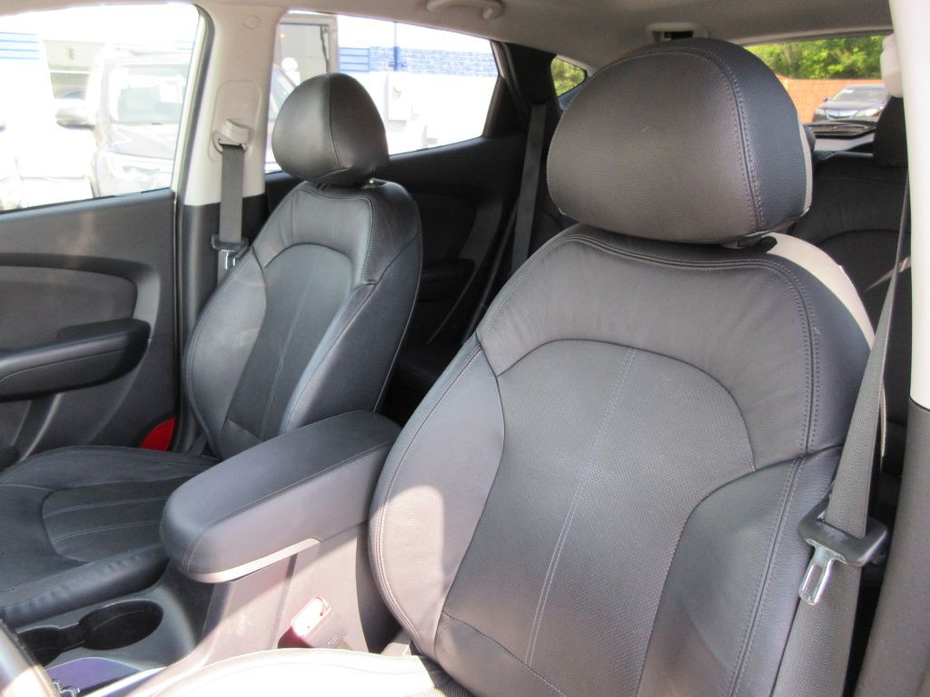 2012 Hyundai Tucson Image 8