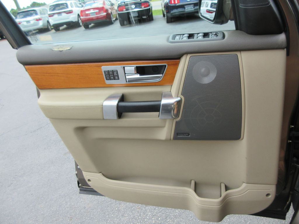 2011 Land Rover LR4 Image 10