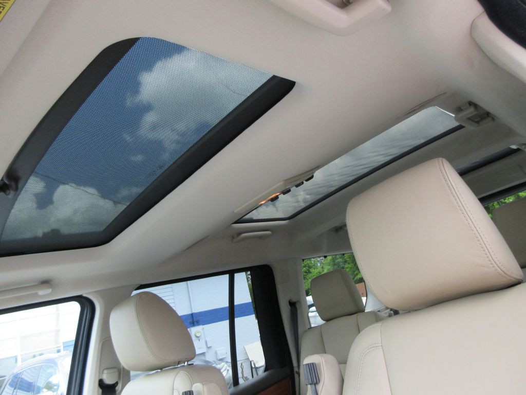 2011 Land Rover LR4 Image 11