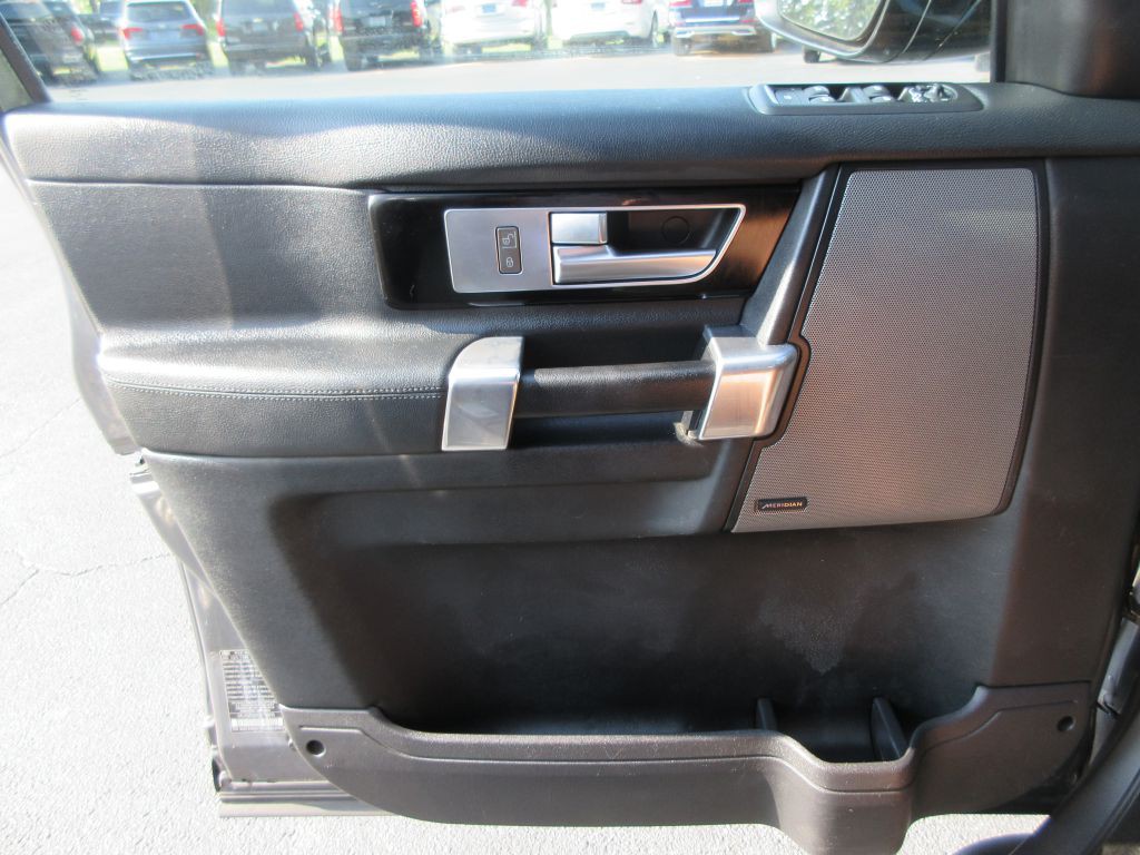 2016 Land Rover LR4 Image 9