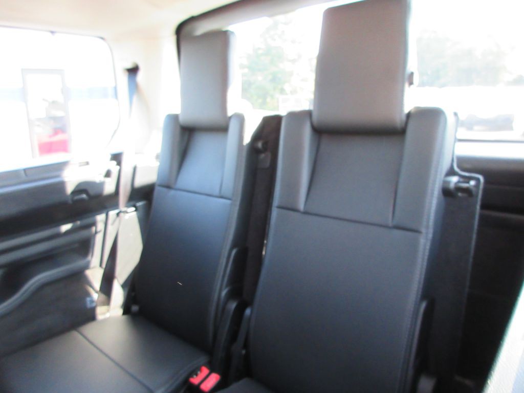 2016 Land Rover LR4 Image 13
