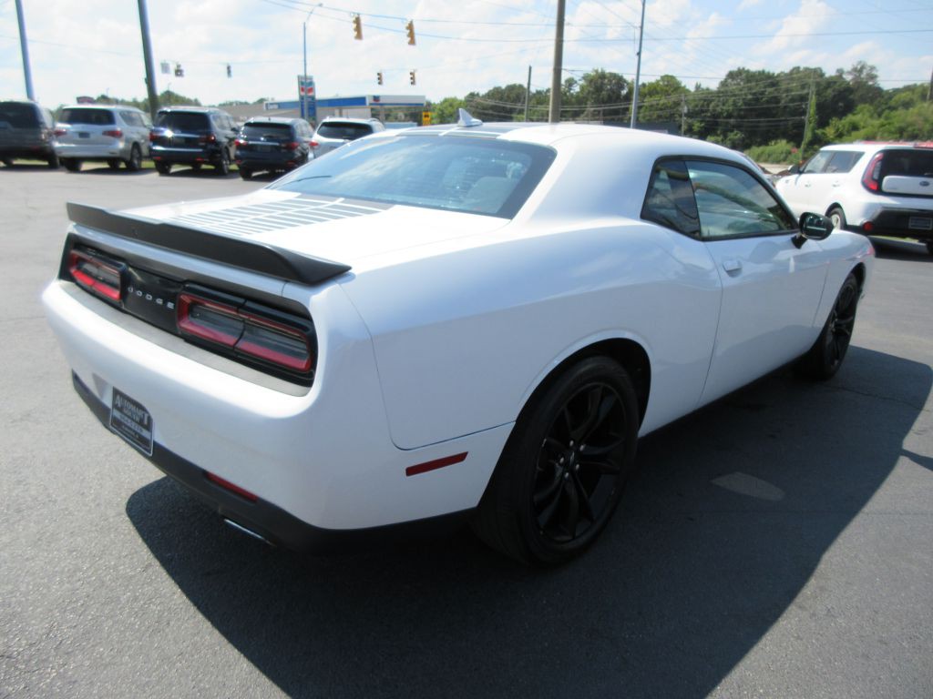 2017 Dodge Challenger Image 4