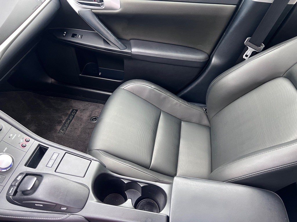 2012 Lexus CT 200h Image 16