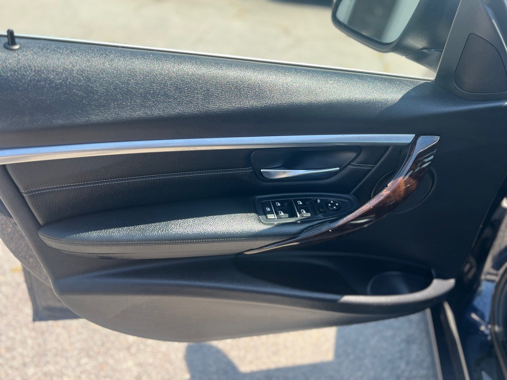 2017 BMW 3 Series Image 9