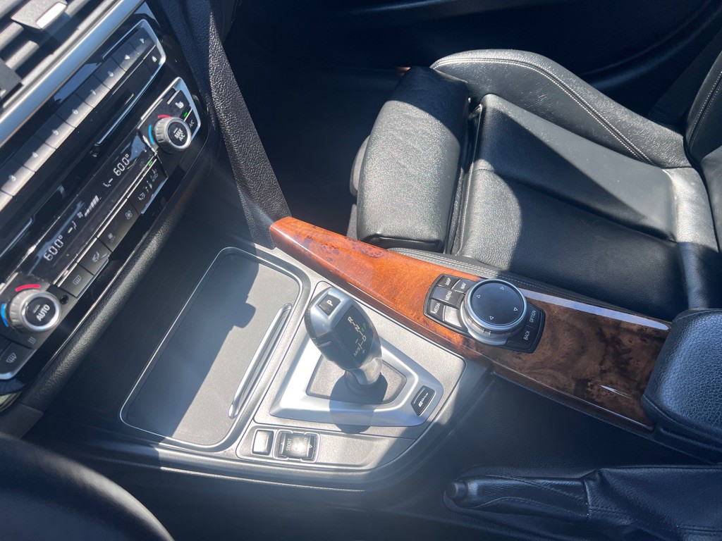 2017 BMW 3 Series Image 16