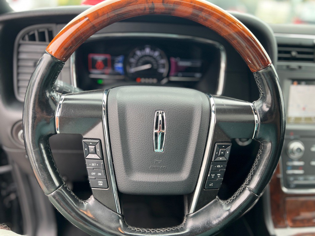 2016 Lincoln Navigator Image 20