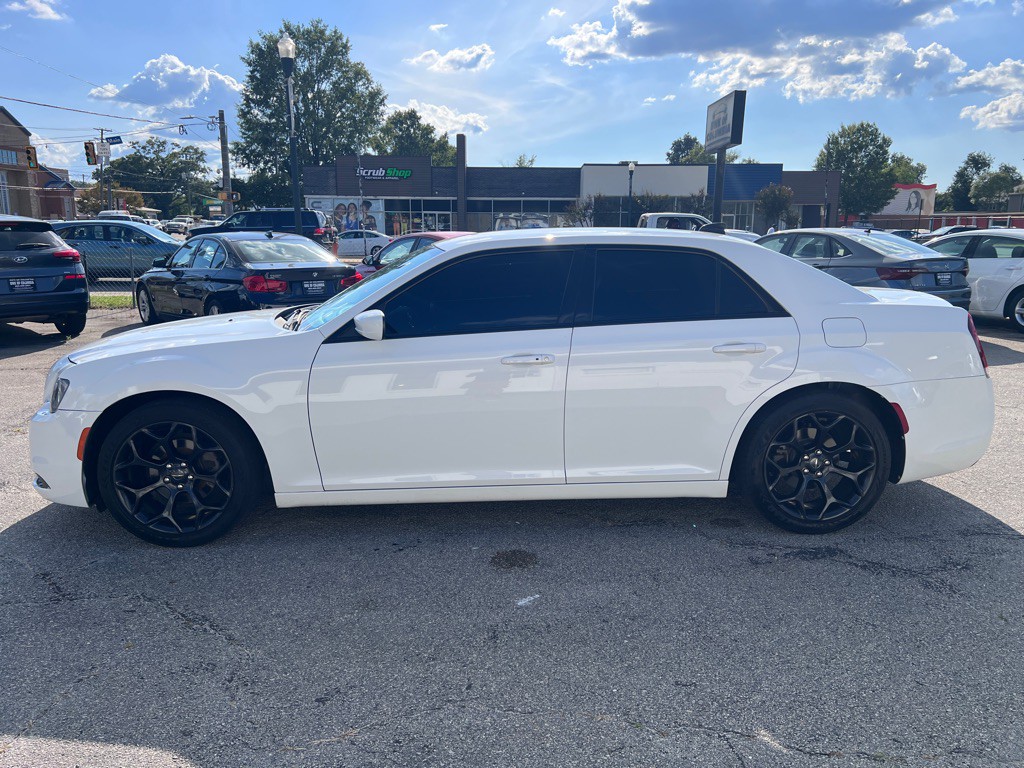 2019 Chrysler 300 Image 8