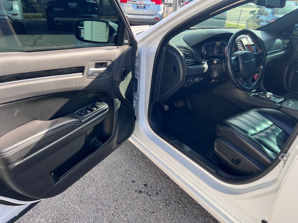 2019 Chrysler 300 Image 9