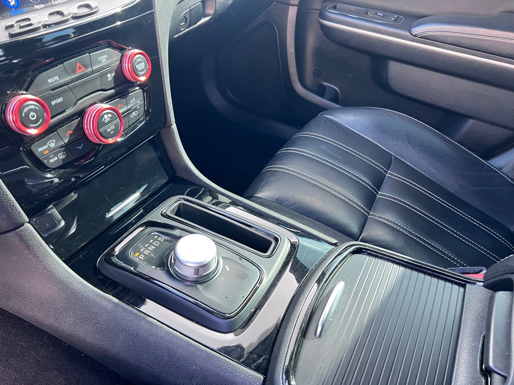 2019 Chrysler 300 Image 16
