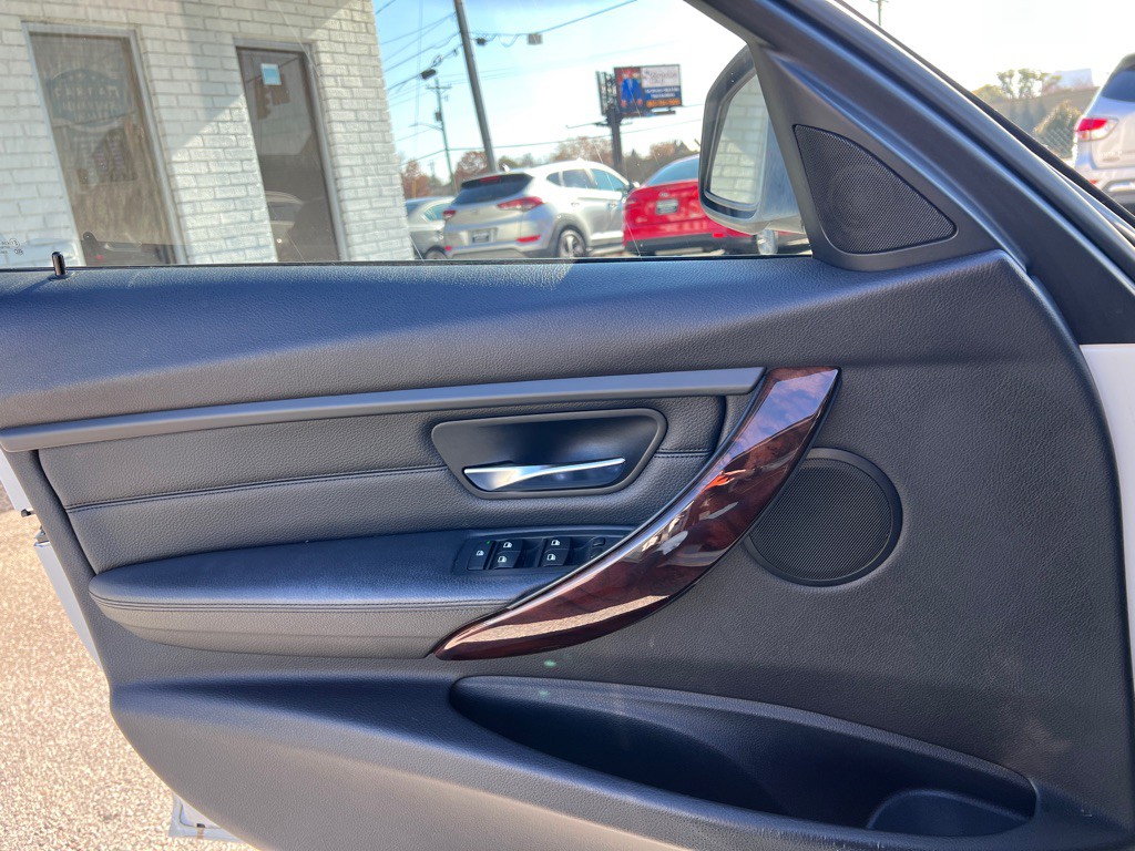 2014 BMW 3 Series Image 12