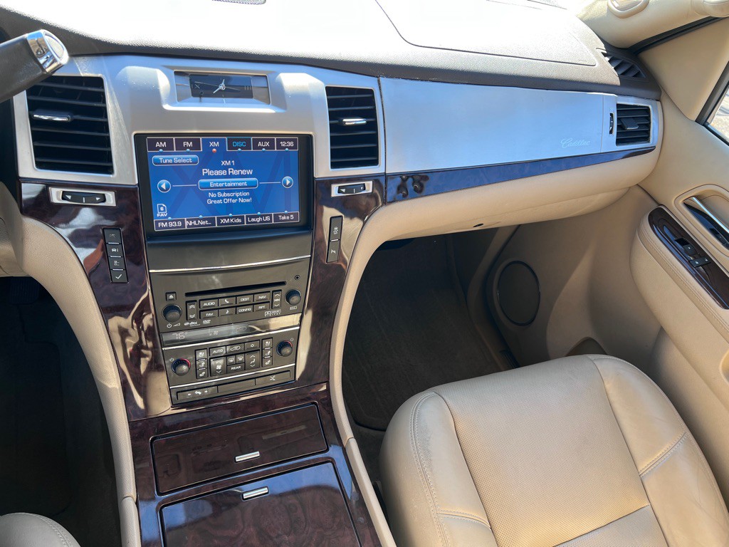 2012 Cadillac Escalade Image 17