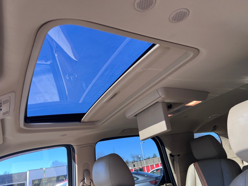 2012 Cadillac Escalade Image 21