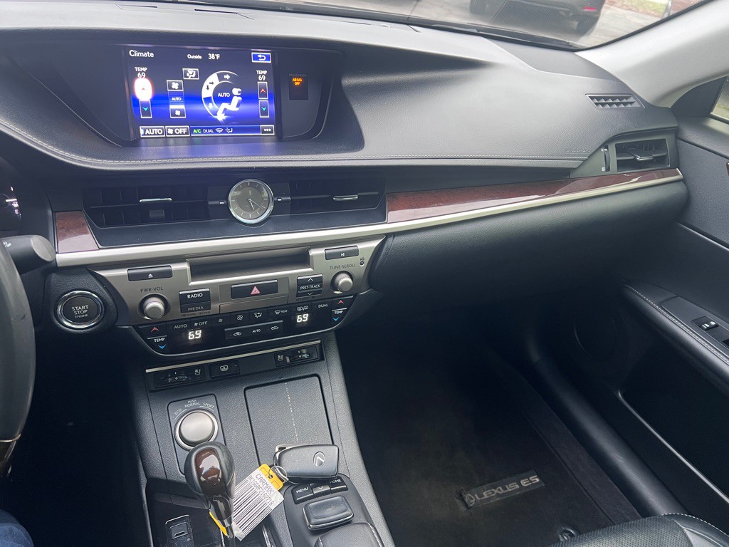 2015 Lexus ES 350 Image 14