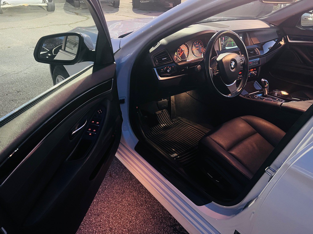 2015 BMW 5 Series Image 9