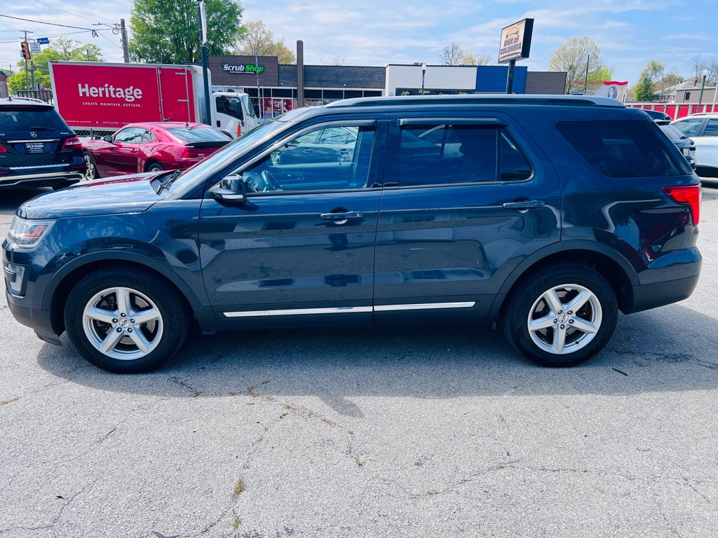 2017 Ford Explorer Image 8