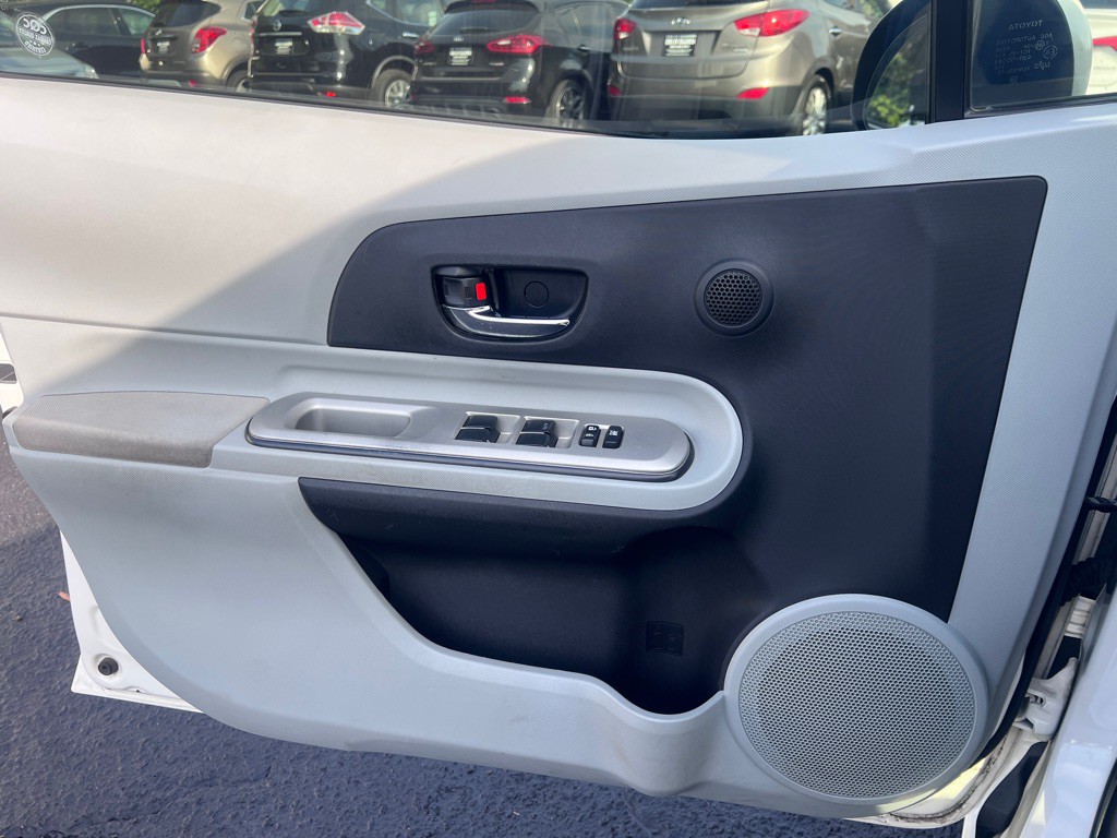 2012 Toyota Prius Image 16