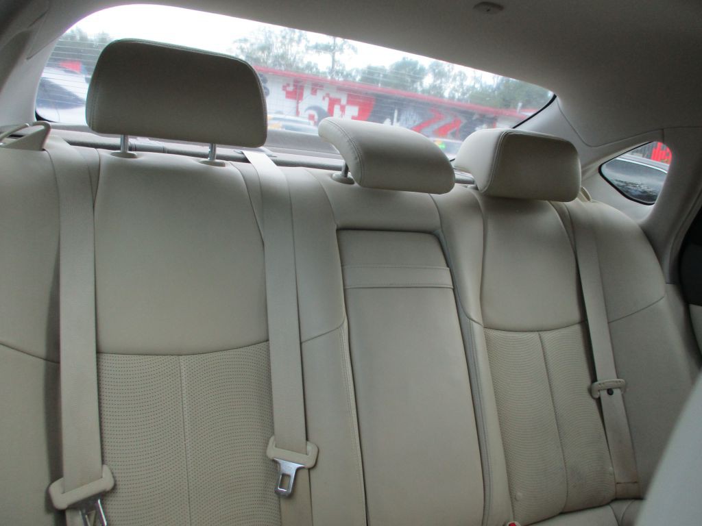 2012 INFINITI M37 Image 11