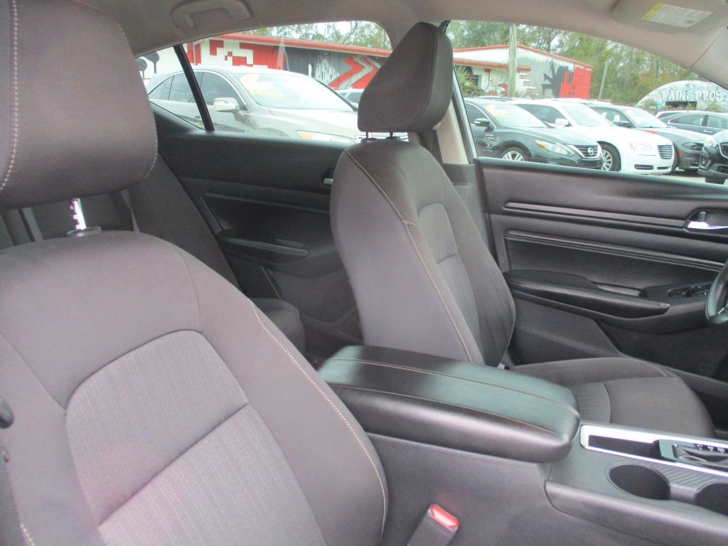 2020 Nissan Altima Image 9