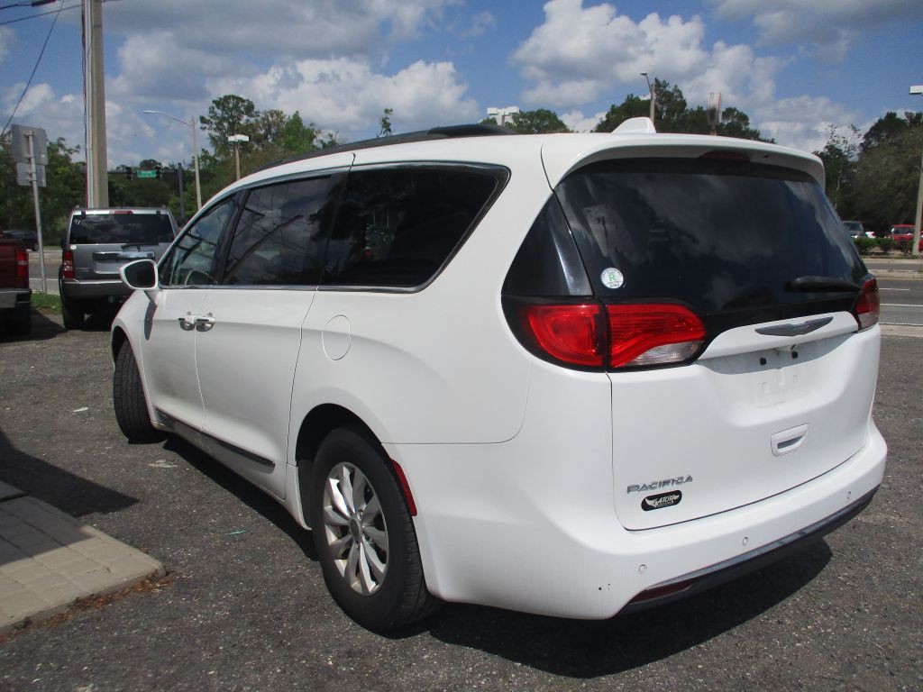2017 Chrysler Pacifica Image 4