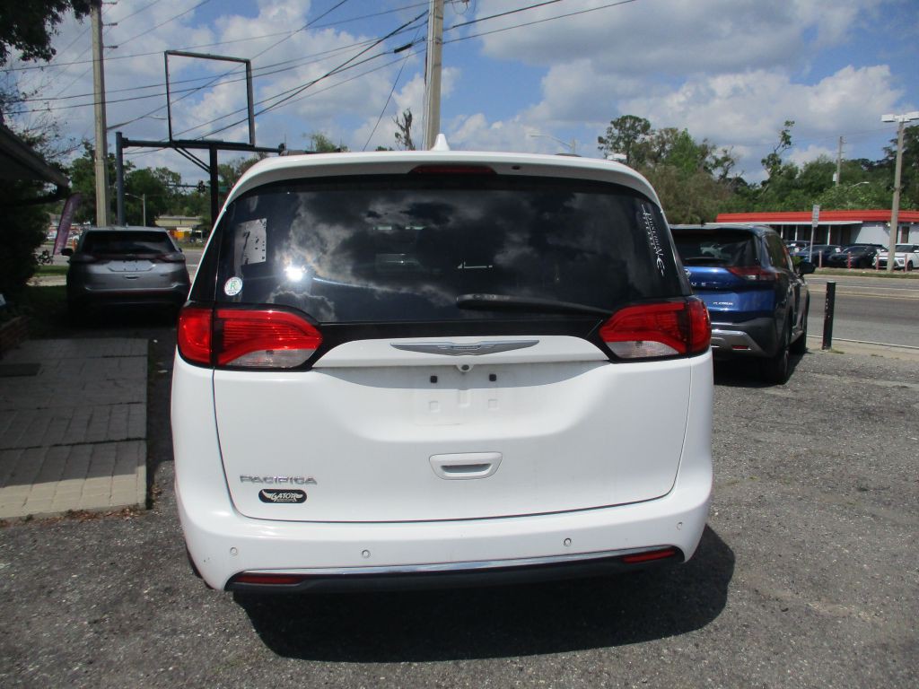 2017 Chrysler Pacifica Image 5
