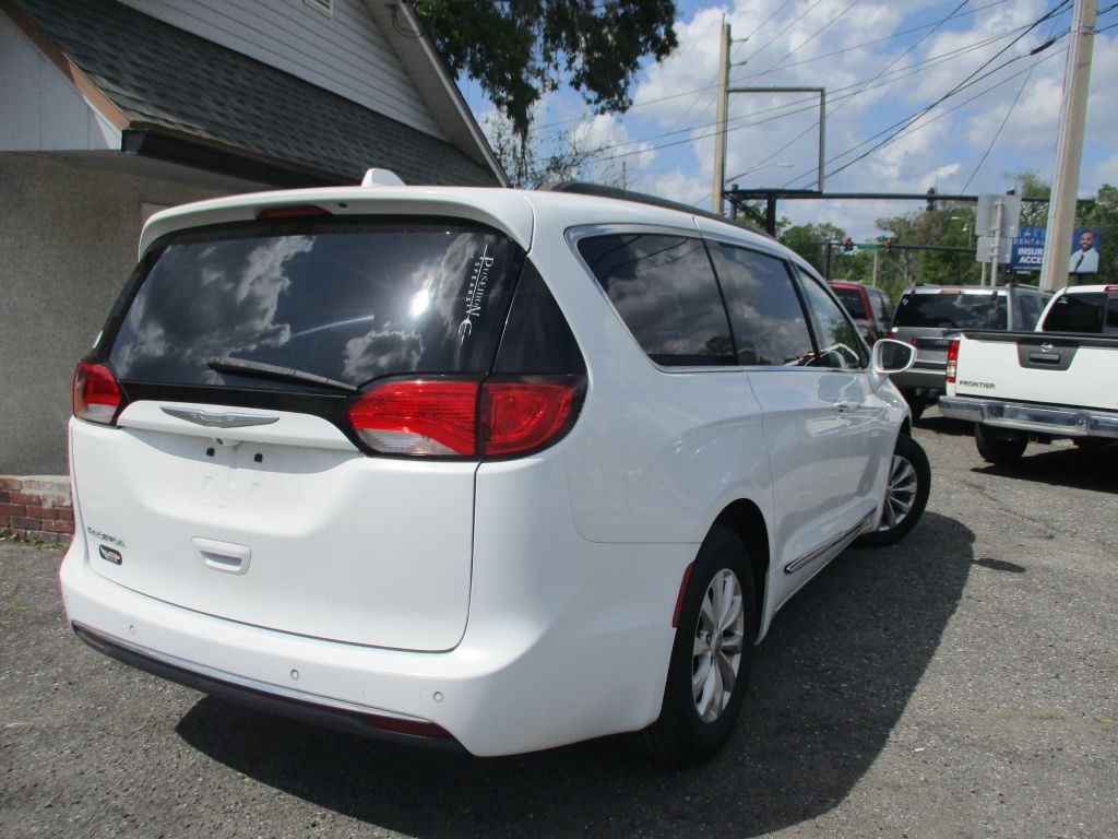 2017 Chrysler Pacifica Image 6