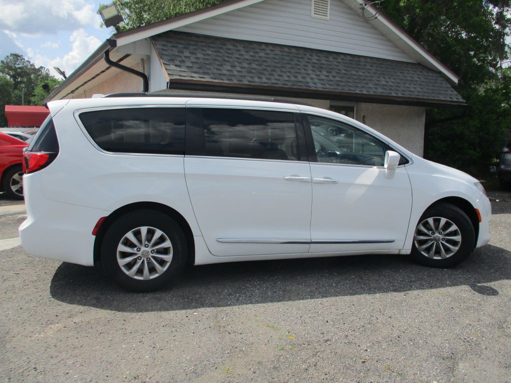 2017 Chrysler Pacifica Image 7