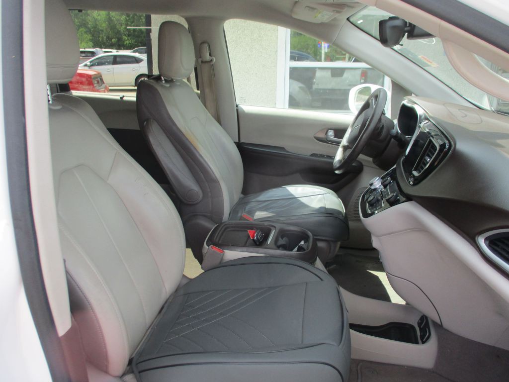 2017 Chrysler Pacifica Image 10