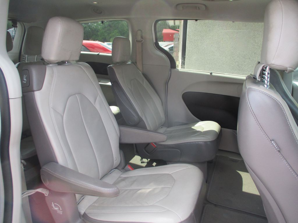2017 Chrysler Pacifica Image 11