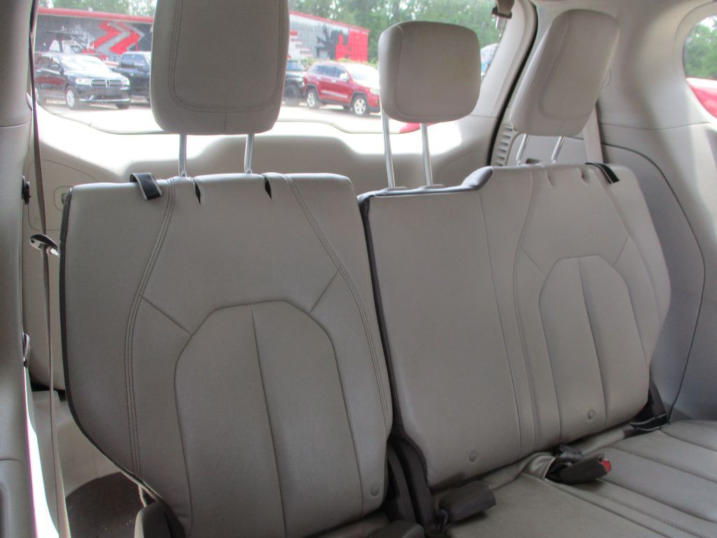 2017 Chrysler Pacifica Image 12