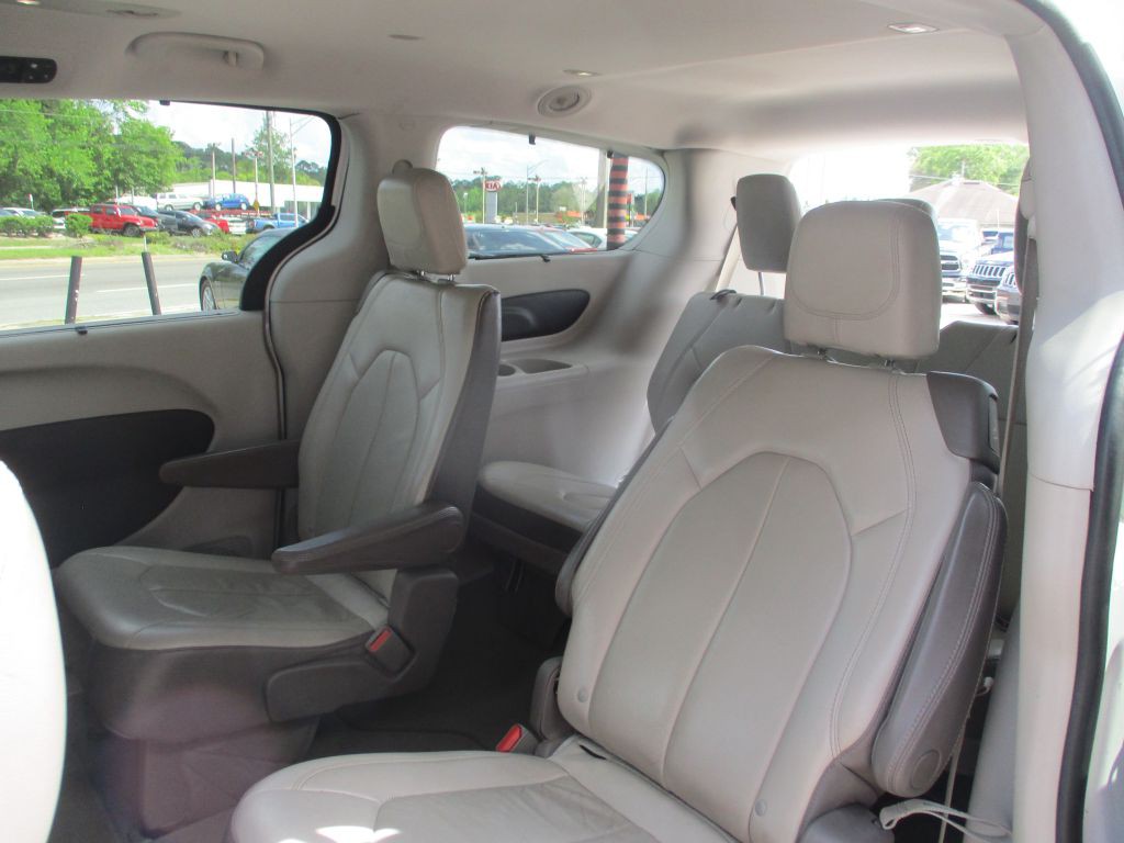 2017 Chrysler Pacifica Image 14