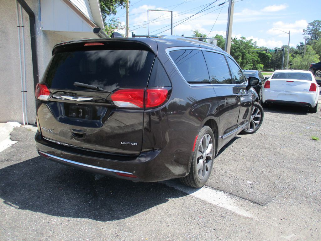 2017 Chrysler Pacifica Image 6