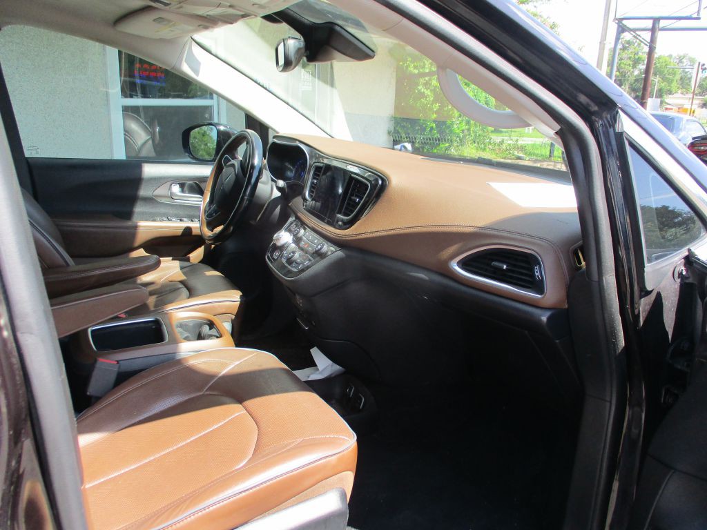 2017 Chrysler Pacifica Image 10