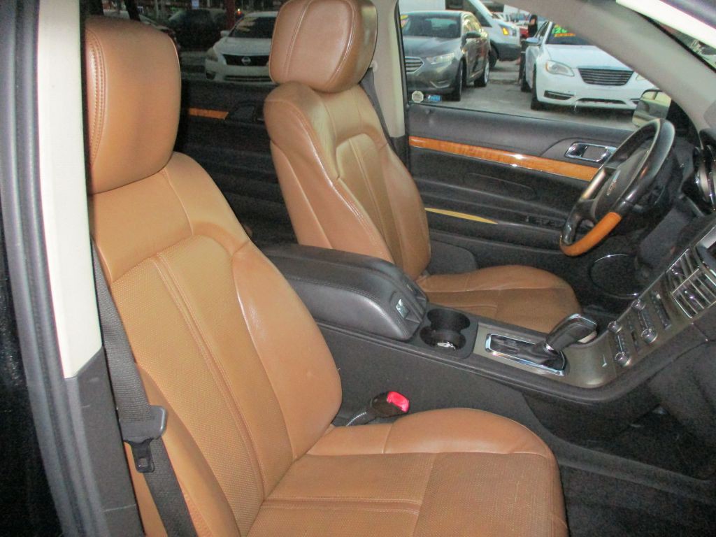 2011 Lincoln MKT Image 9