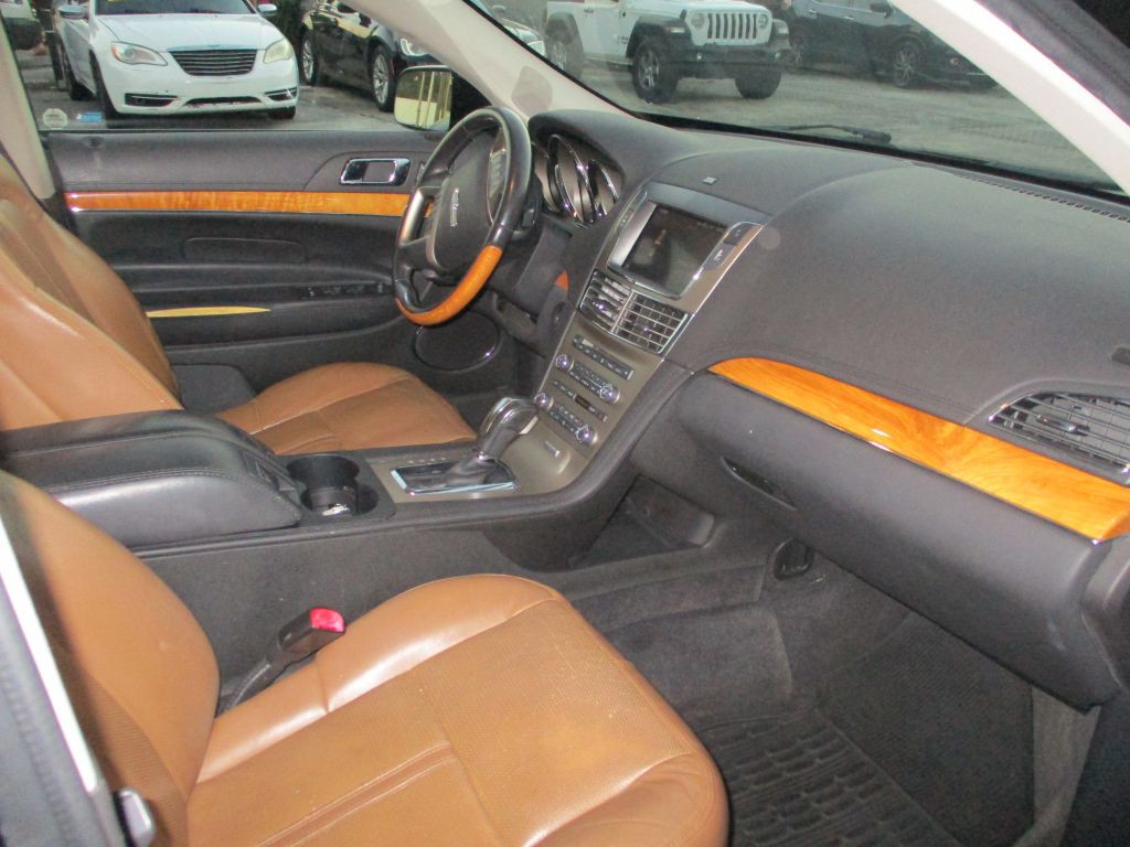 2011 Lincoln MKT Image 10