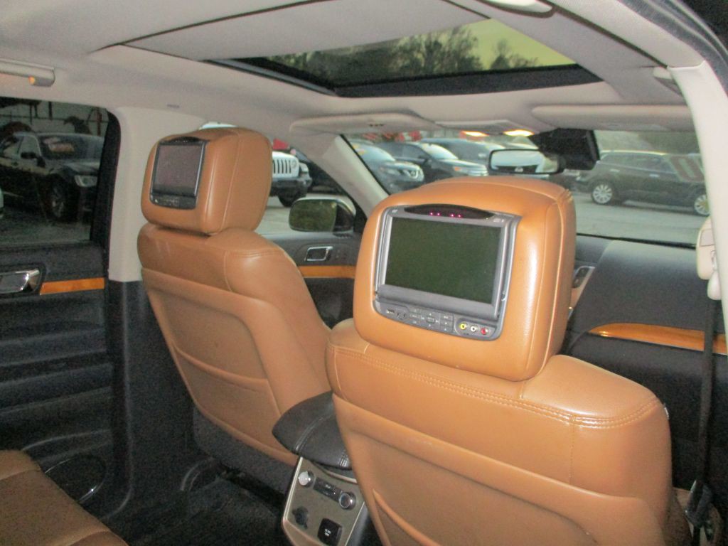 2011 Lincoln MKT Image 12