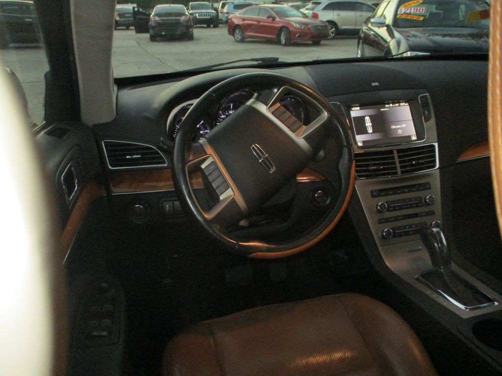 2011 Lincoln MKT Image 16