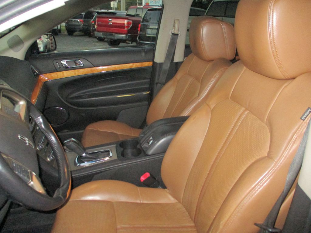 2011 Lincoln MKT Image 17